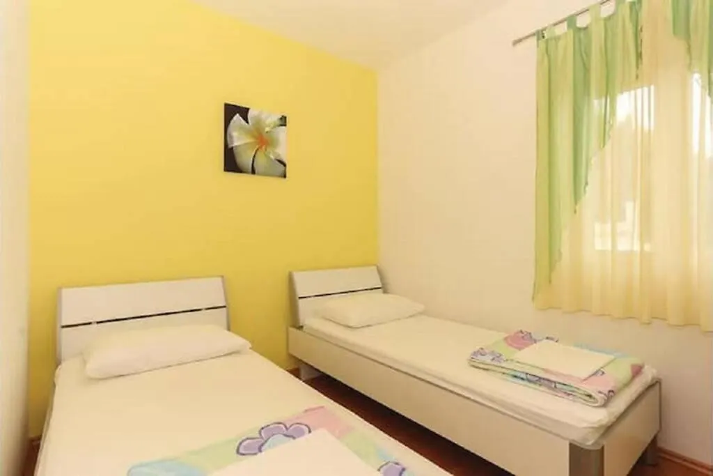 Apartments Meri With A Pool - Seget Vranjica