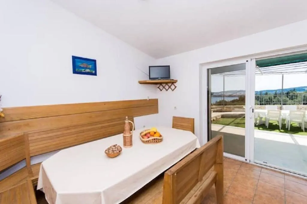 Apartments Meri With A Pool - Seget Vranjica