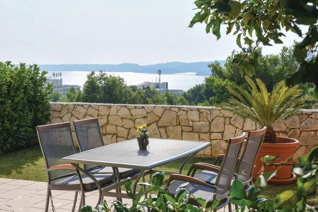 Apartments Meri With A Pool - Seget Vranjica