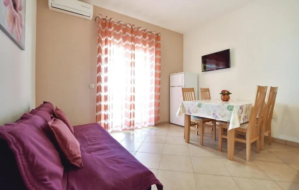 Apartments Meri With A Pool - Seget Vranjica