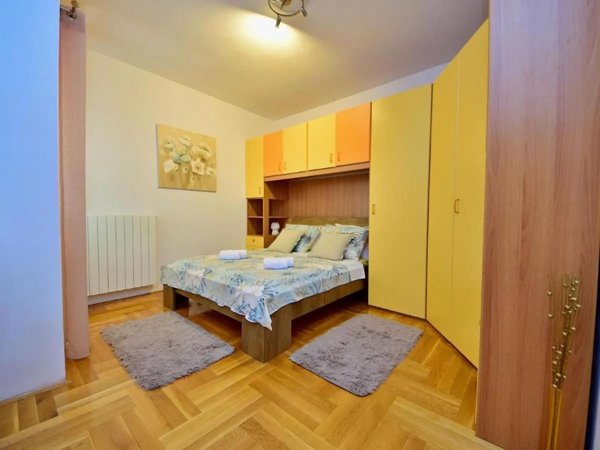 Apartments Meri With A Pool - Seget Vranjica