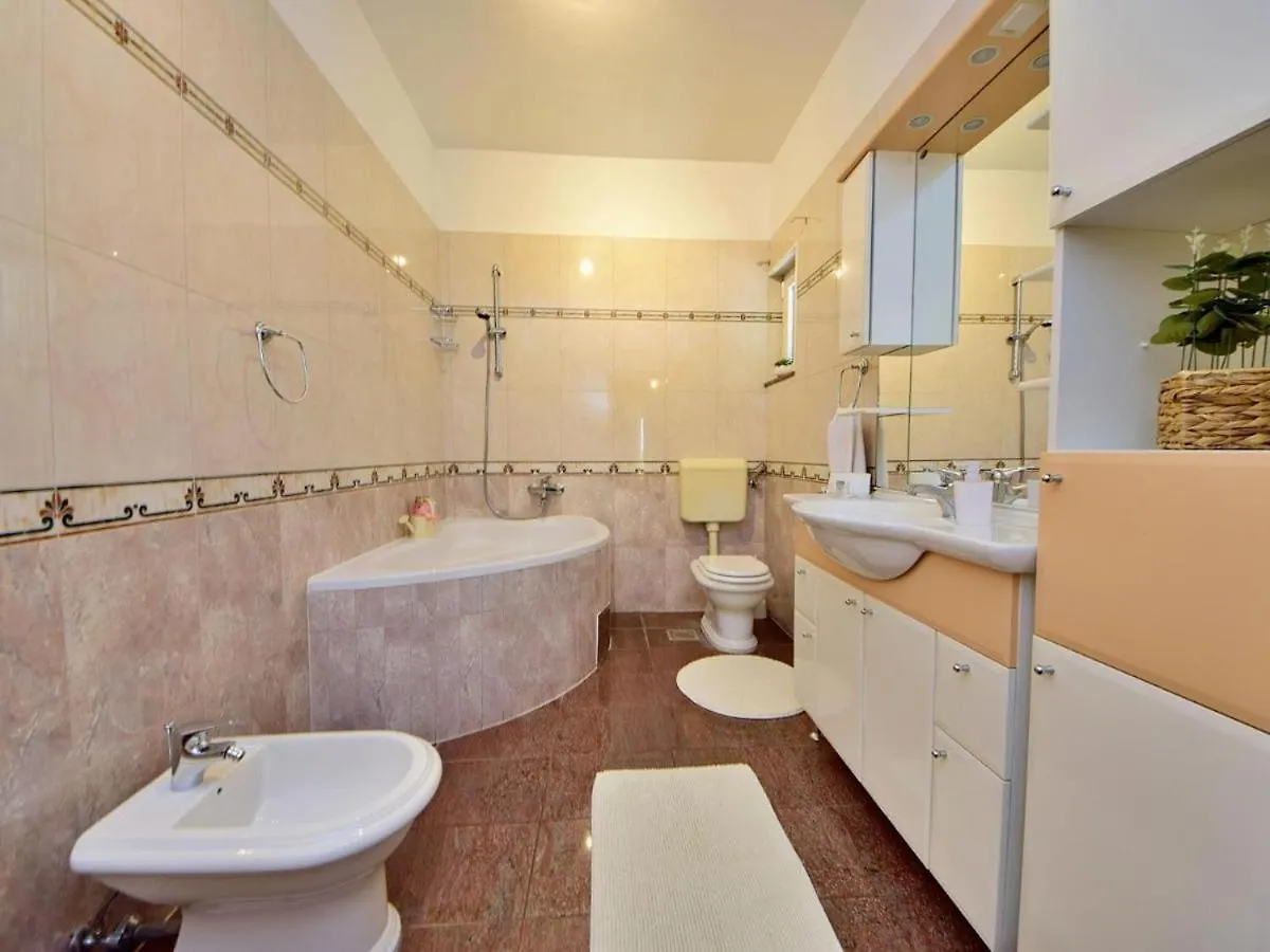 Apartments Meri With A Pool - Seget Vranjica