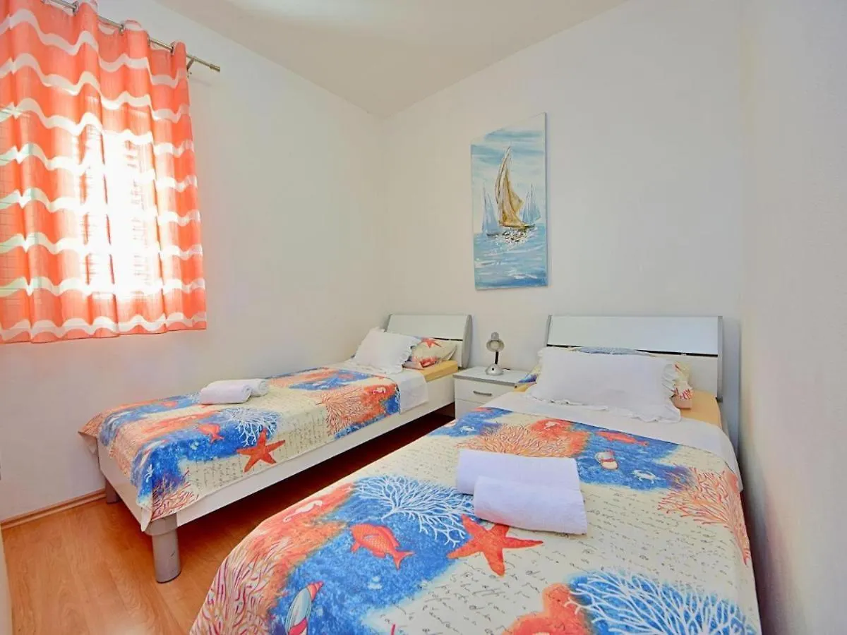 Apartments Meri With A Pool - Seget Vranjica