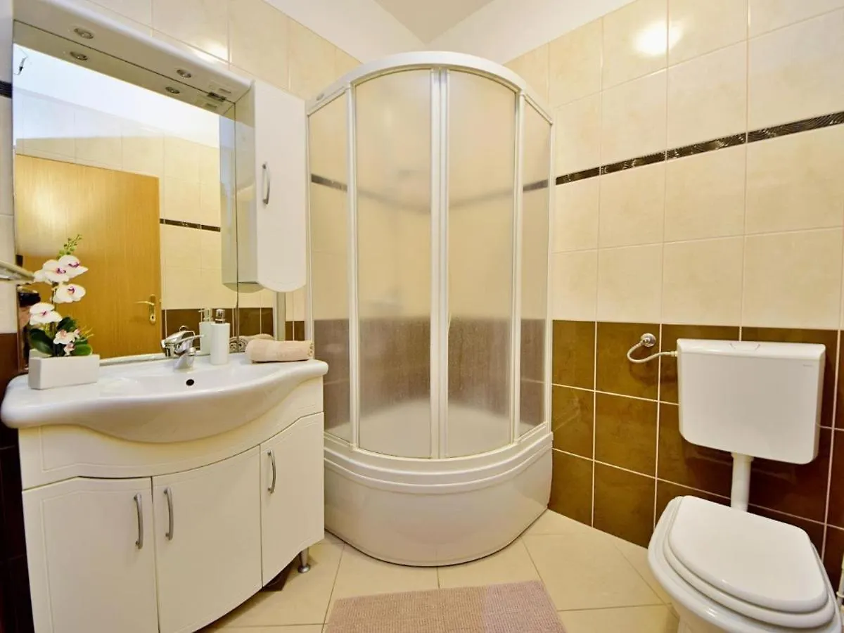 Apartments Meri With A Pool - Seget Vranjica