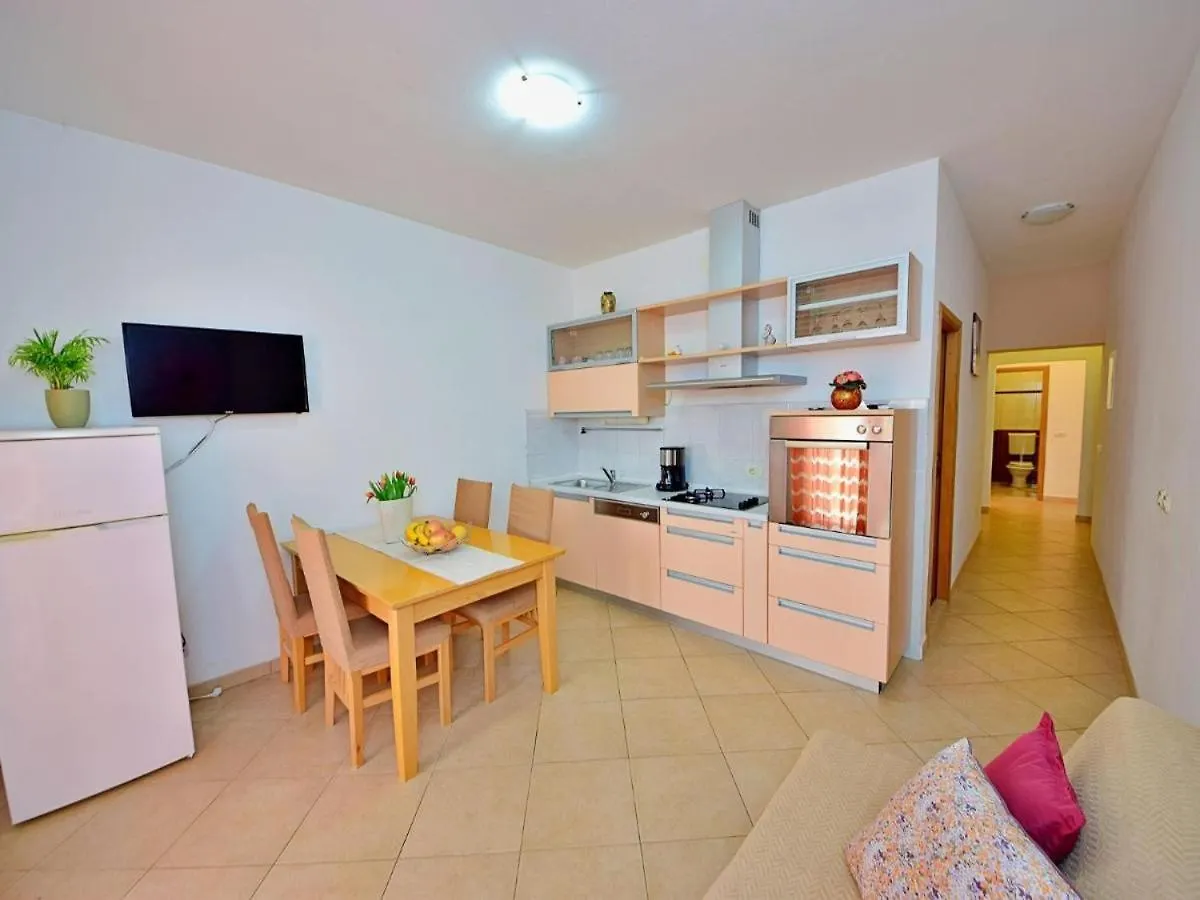 Apartments Meri With A Pool - Seget Vranjica
