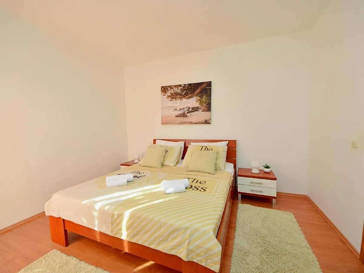 Apartments Meri With A Pool - Seget Vranjica