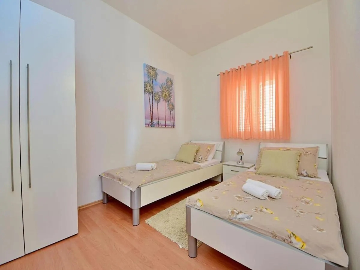 Apartments Meri With A Pool - Seget Vranjica